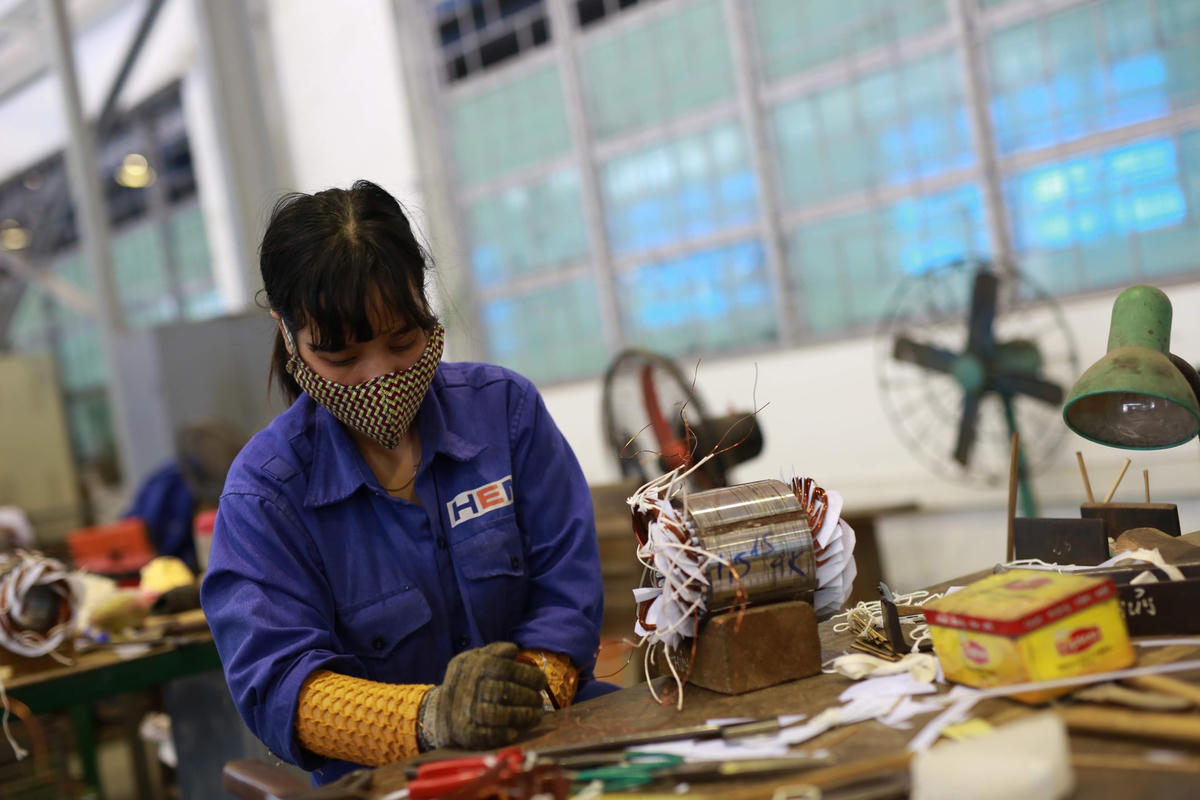 Các nữ công nhân cần có môi trường làm việc an toàn.