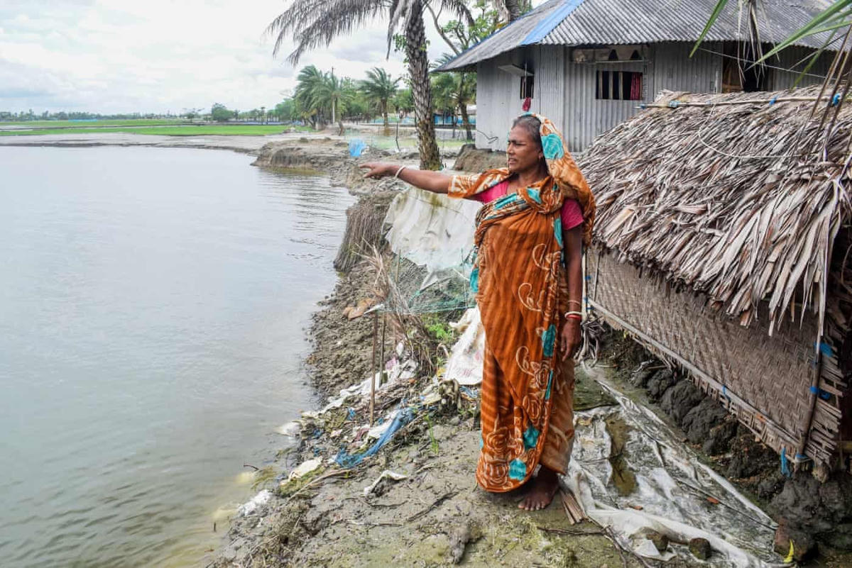 Sushila Rani Baulia chỉ về nơi đã từng là ruộng lúa và rau của gia đình cô. Ảnh: IFRC.