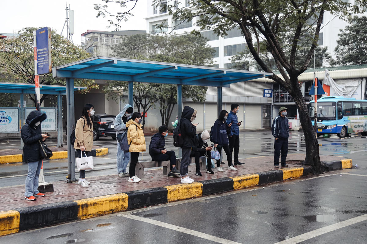 Ngay từ sáng sớm, đã có rất đông hành khách đứng chờ bắt xe để đi học,đi làm.
