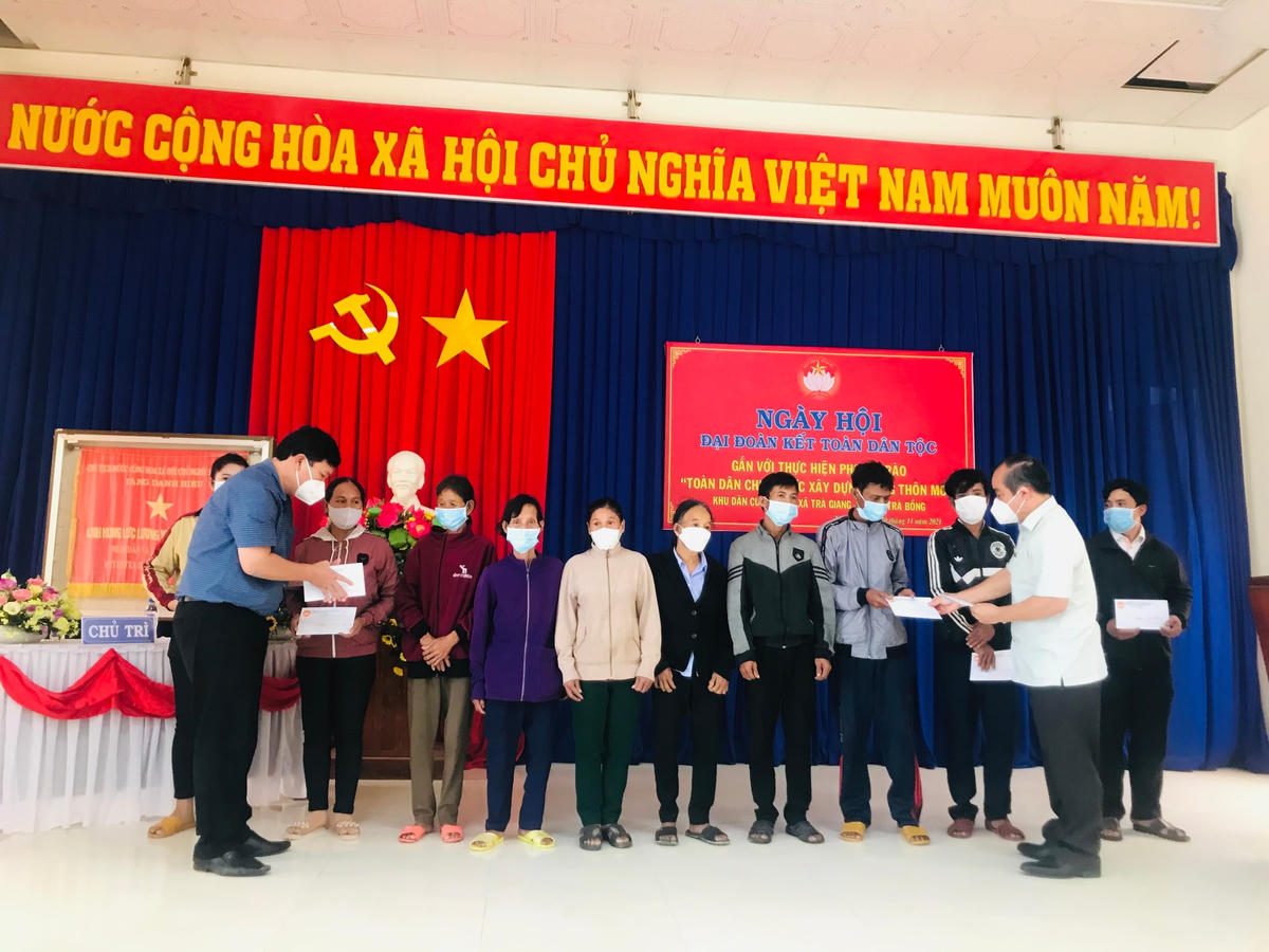 Lãnh đạo tỉnh tặng quà cho các hộ nghèo.