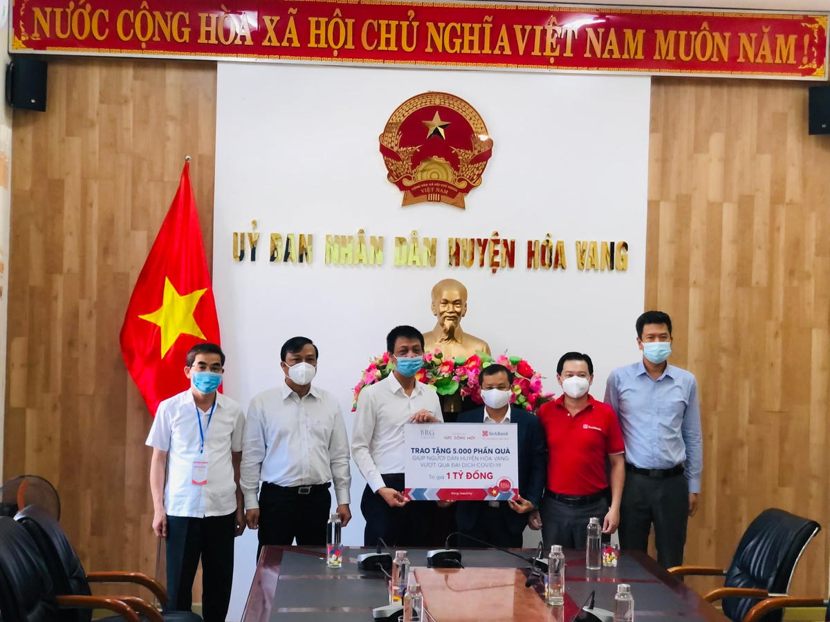 Đại diện chính quyền, đoàn thể huyện Hòa Vang nhận 5.000 phần quà hỗ trợ từ BRG và SeAbank sáng 22/8.