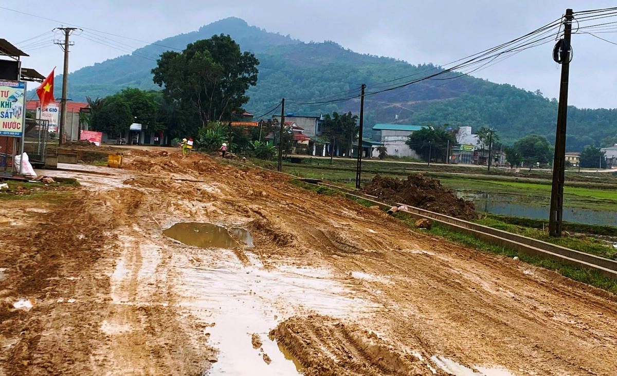 Một con đường lầy lội bùn đất của xã nông thôn mới Thăng Bình.