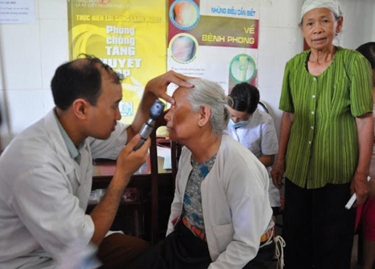 Khám chữa bệnh cho đồng bào dân tộc thiểu số huyện Ba Vì (Hà Nội).