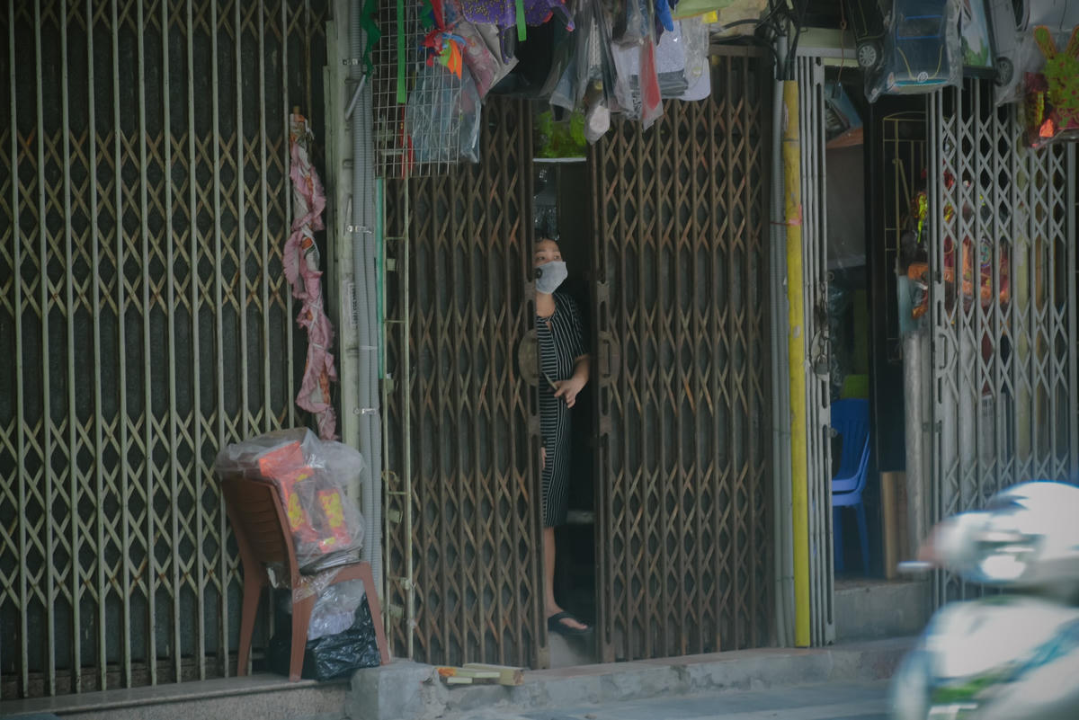 Trước lệnh cấm trên, các cửa hàng chọn cách đối phó bằng việc kéo cửa, chỉ để lại khe hở tạo khoảng trống nhỏ để khách dễ dàng nhận biết vào mua hàng.
