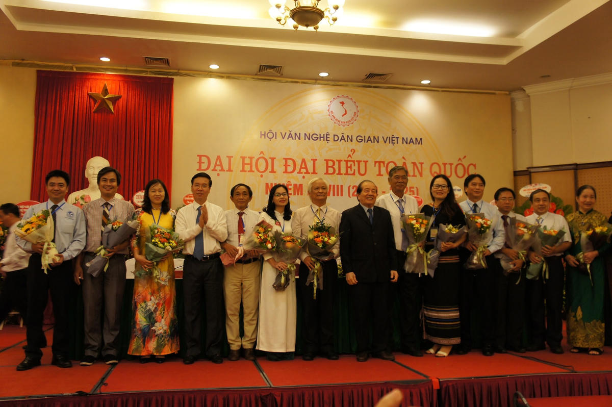 Trưởng ban Tuyên giáo TƯ chúc mừng Ban Chấp hành nhiệm kỳ 2020 - 2025 Hội Văn nghệ dân gian Việt Nam.