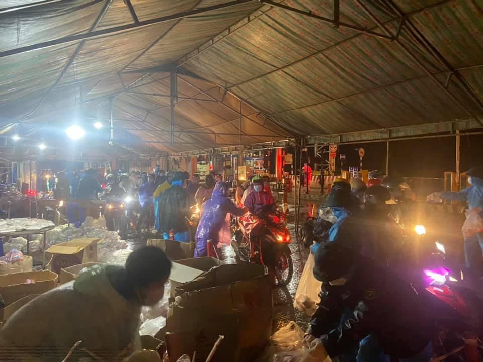 Phát thức ăn, đồ uống miễn phí cho công dân khi di chuyển qua chốt kiểm soát dịch Cai Chanh.