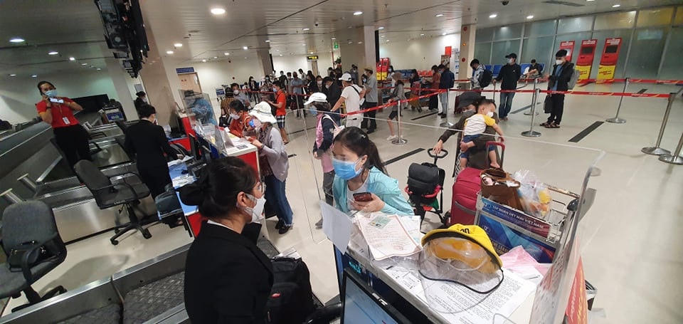 Chuyến bay từ TP HCM đi Đà Nẵng trưa nay cũng gặp trục trặc khi Đà Nẵng bất ngờ "báo hủy"; nhiều hành khách hoang mang khi không biết rốt cuộc có được bay không.