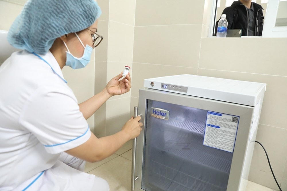 Vaccine luôn được bảo quản ở nhiệt độ 2-8 độ C, đảm bảo an toàn cho công tác tiêm chủng. (Ảnh: Minh Quyết/TTXVN).