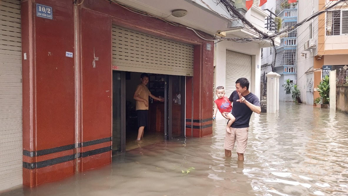 [Ảnh] Hải Phòng: Mưa lớn, nhiều tuyến phố thành sông 