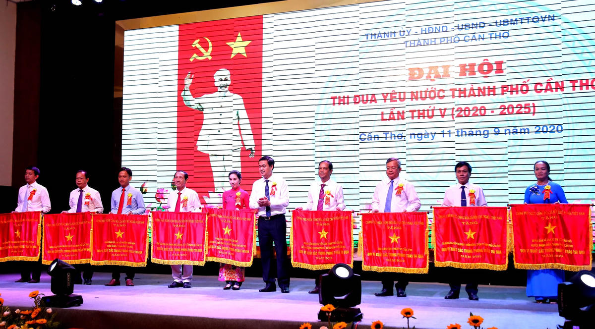 Trao Cờ thi đua của Chính phủ cho các tập thể.