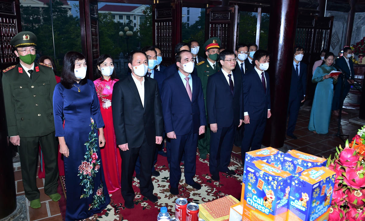 Lãnh đạo UBTƯ MTTQ Việt Nam và lãnh đạo tỉnh dâng hương tại Đền thờ Chủ tịch Hồ Chí Minh.