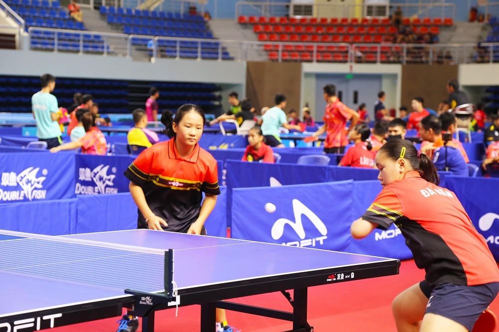 Các vận động viên đang thi đấu nội dung đôi nữ.  