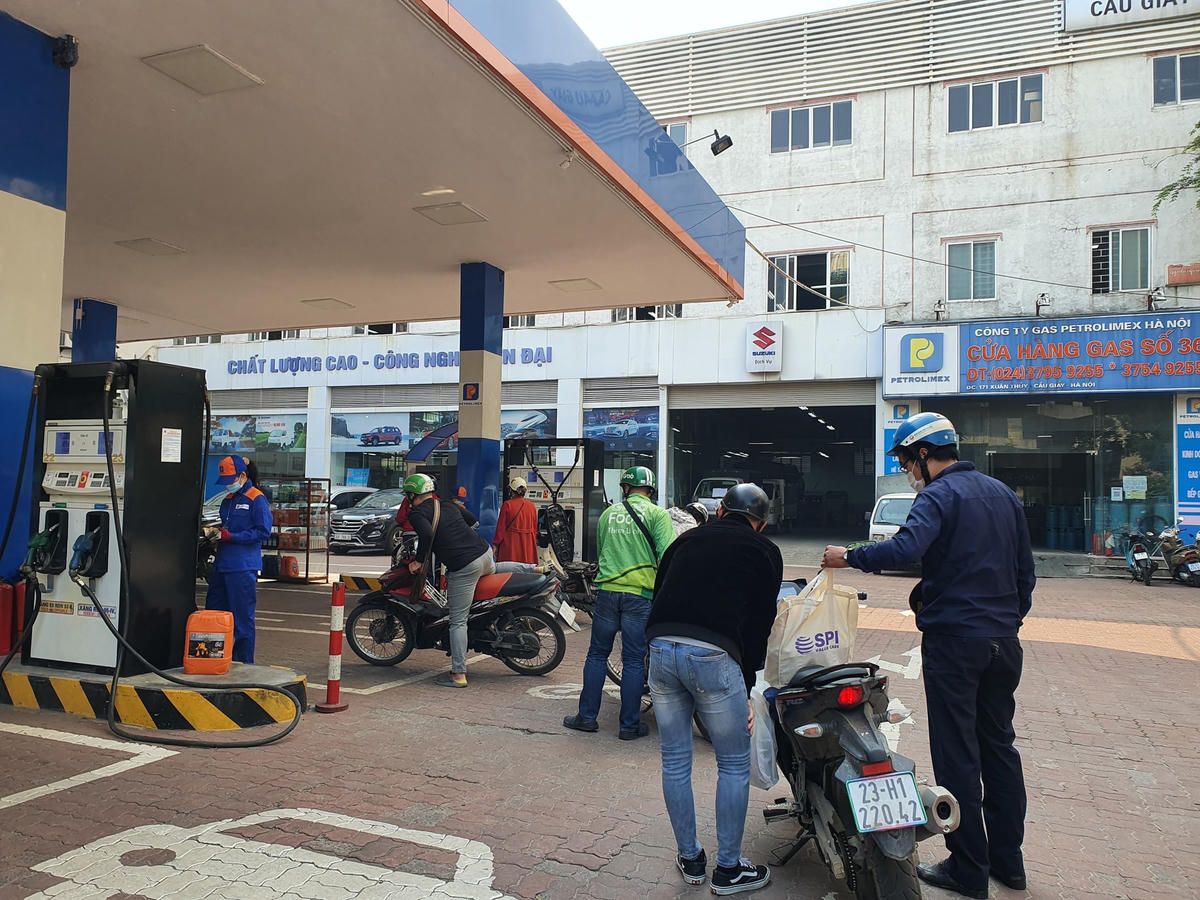 Người dân vẫn xếp hàng đổ xăng vào sáng nay.