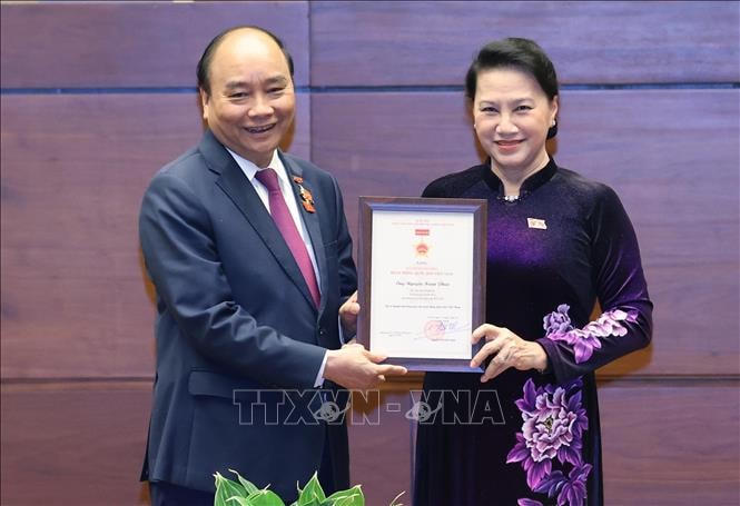 Chủ tịch Quốc hội Nguyễn Thị Kim Ngân trao Kỷ niệm chương cho Thủ tướng Nguyễn Xuân Phúc.