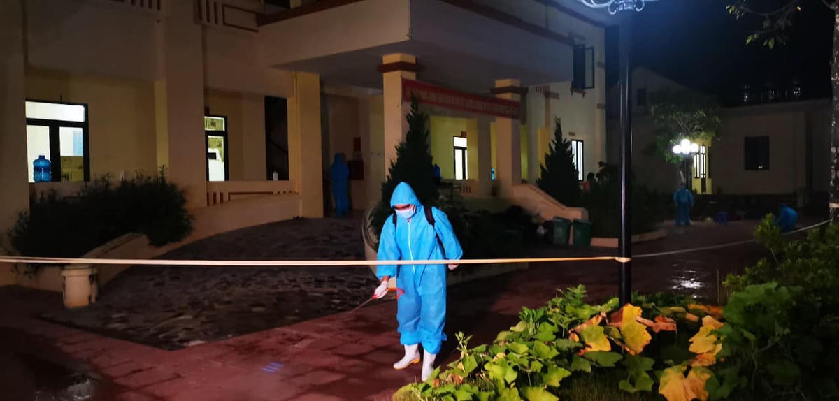Phun khử khuẩn trong khu cách ly tập trung huyện Vĩnh Lộc.