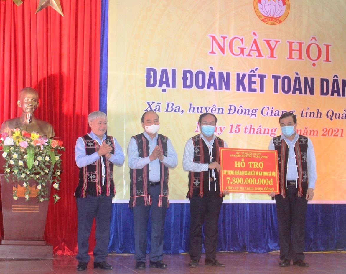 Chủ tịch nước Nguyễn Xuân Phúc trao tặng 100 ngôi nhà Đại đoàn kết cho nhân dân Quảng Nam.