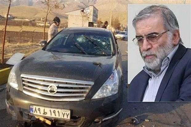Chiếc xe (trái) của nhà khoa học hạt nhân Iran Mohsen Fakhrizadeh (phải) bị phá hủy trong một vụ tấn công vũ trang ở thành phố Absard, gần Tehran. Ảnh: IRNA/TTXVN.  