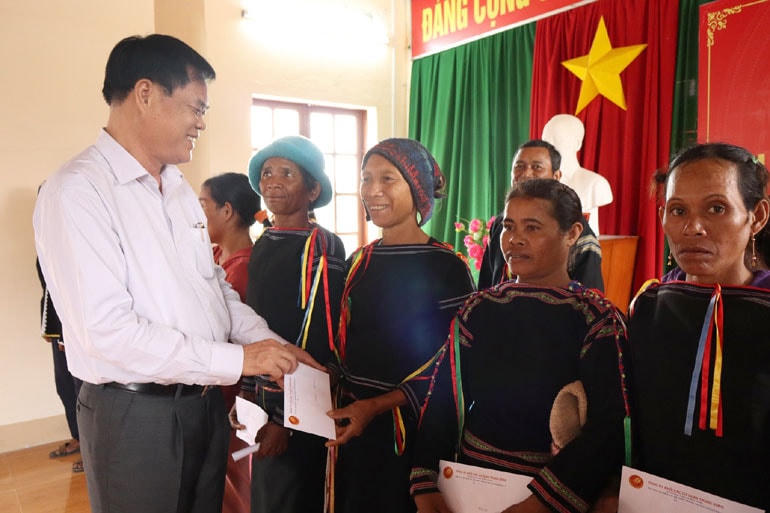 Ủy viên Trung ương Đảng, Bí thư Đảng ủy Khối Các cơ quan Trung ương trao quà cho các hộ dân khó khăn của thôn Xây Dựng, xã Suối Trai, huyện Sơn Hòa.