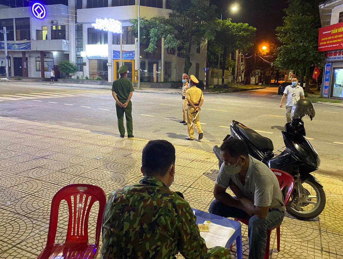 Phường Hoành Bồ ra quân xử lý vi phạm các quy định về phòng, chống dịch Covid-19.