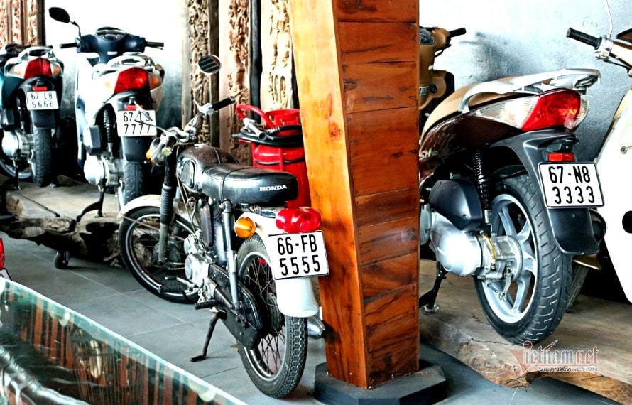 Bộ sưu tập xe biển số đẹp của ông N. không chỉ có xe cổ mà còn có cả nhiều dòng xe mới, hiện đại, đắt tiền.