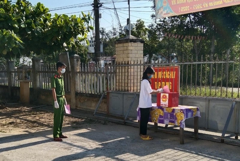 Cử tri thực hiện bỏ phiếu nơi Khu cách lý tập trung tại huyện Thăng Bình, tỉnh Quảng Nam.