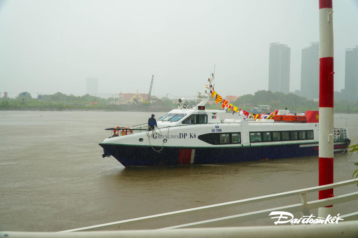 Tàu cao tốc vận chuyển hàng hóa đầu tiên cập bến TPHCM.