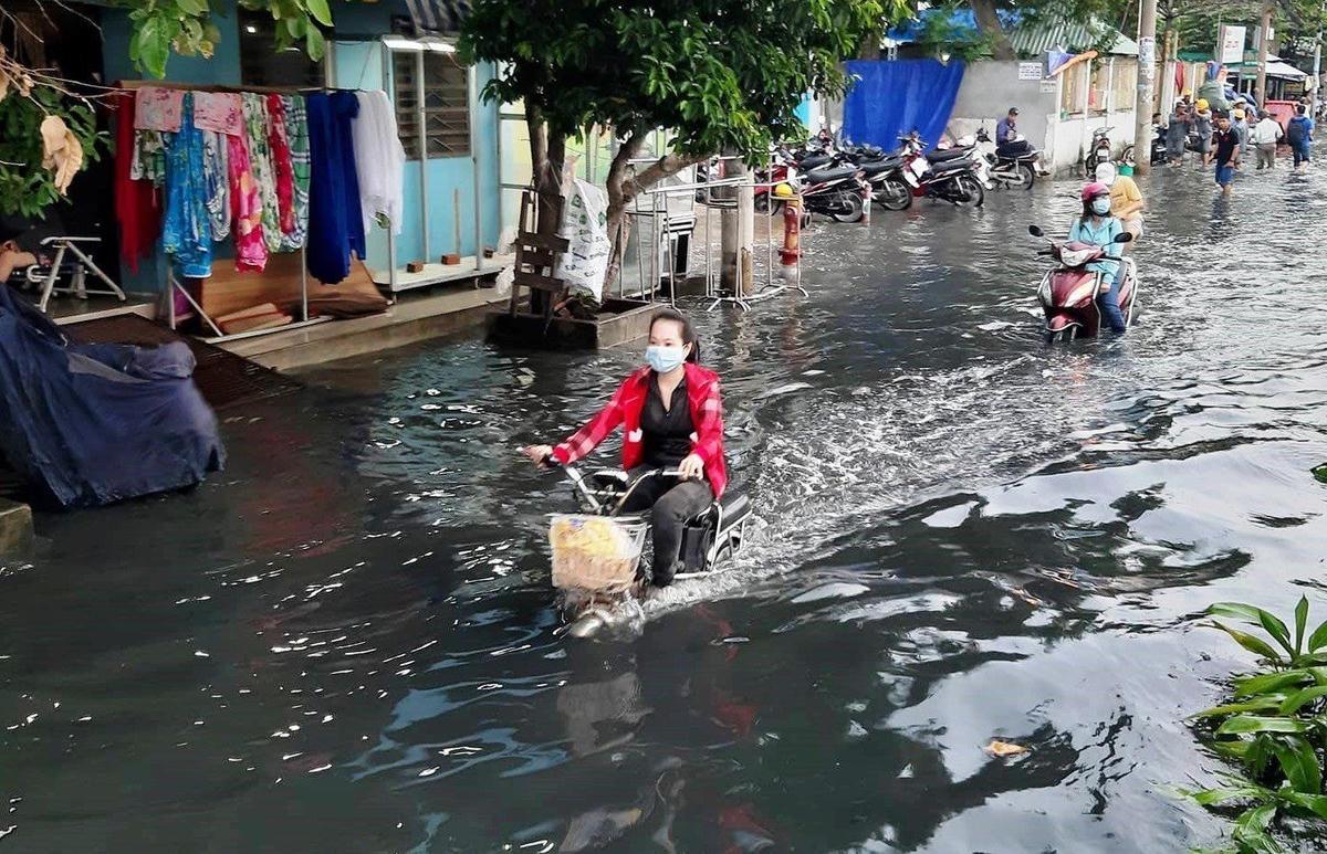 Chủ trương thu thêm phí dịch vụ cấp thoát nước của Sở Xây dựng TP HCM được đưa ra trong cảnh ngập lụt, ô nhiễm môi trường không nhận được sự đồng tình của hầu hết người dân.