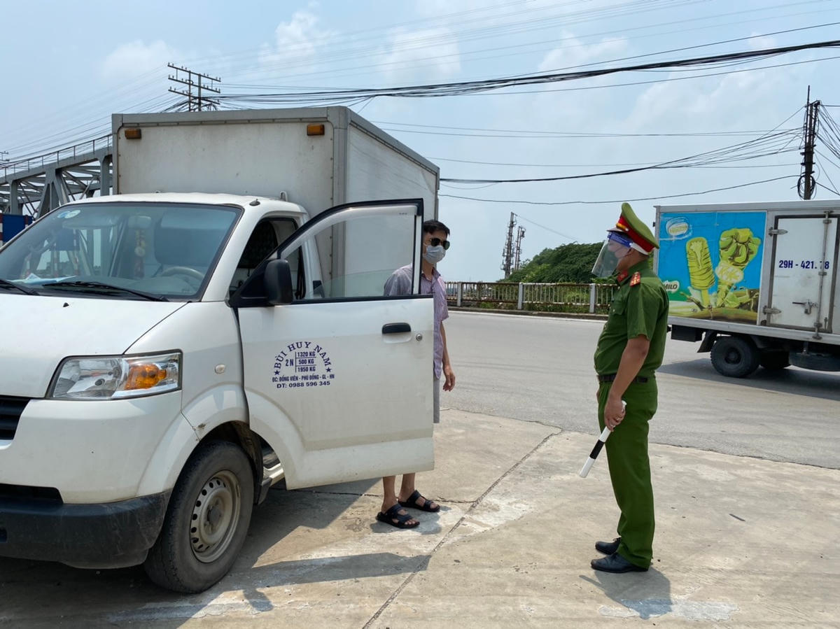 Toàn bộ các lái xe đều được hướng dẫn khai báo y tế và được đo nhiệt độ. Ảnh: L.A..