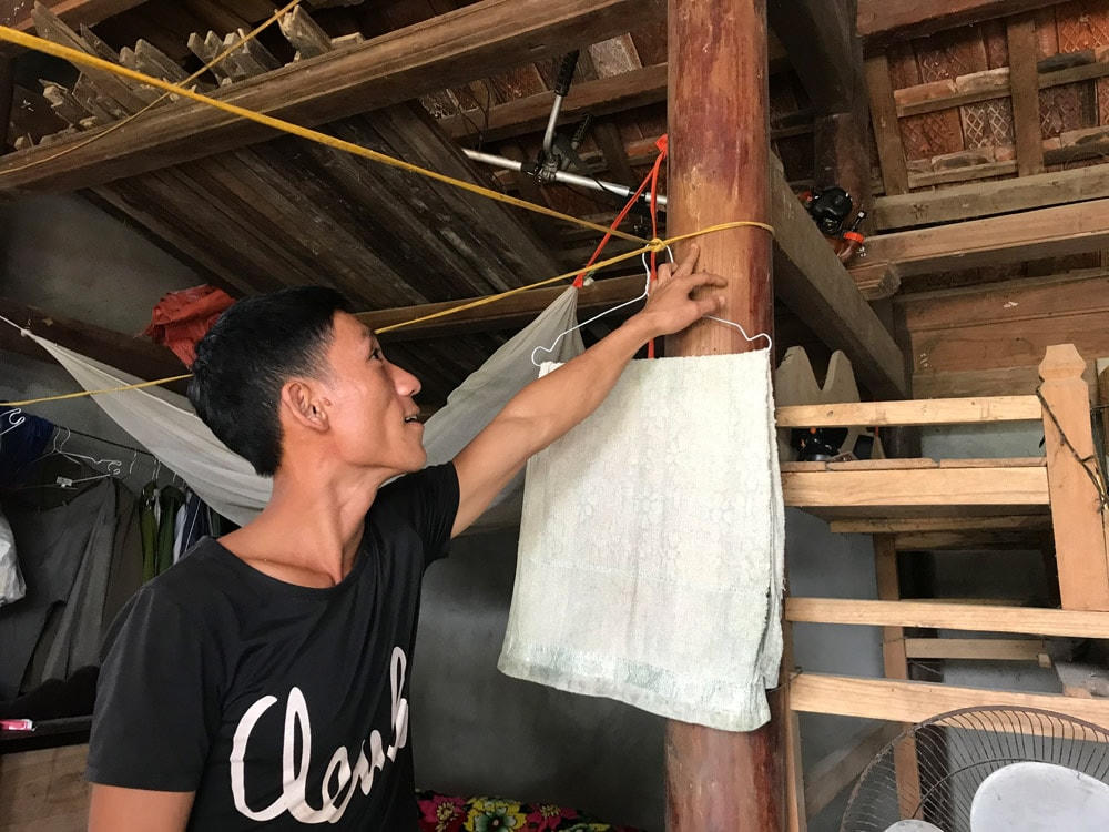 Anh Nguyễn Văn Hà chỉ về ngấn nước ở trận lũ năm 2017.