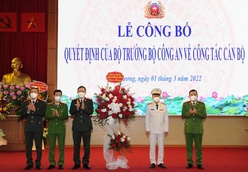 Lãnh đạo Bộ Công an, lãnh đạo tỉnh Hải Dương chúc mừng Thượng tá Bùi Quang Bình giữ chức Giám đốc Công an tỉnh Hải Dương.