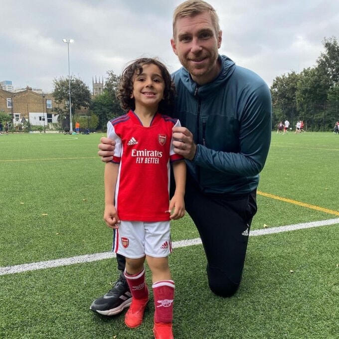 Salman chụp hình với Giám đốc Học viện bóng đá Arsenal Per Mertesacker.