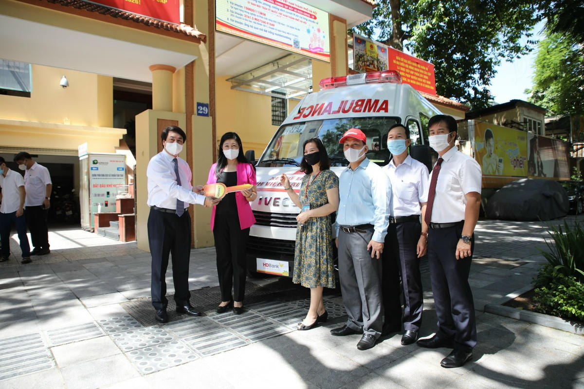 Bà Nguyễn Lan Hương tiếp nhận xe cứu thương từ các đơn vị. 
