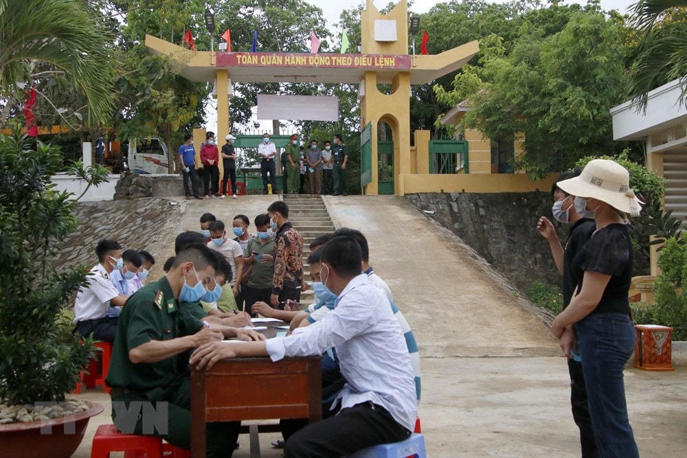 Cử tri thực hiện quyền bầu cử trên cụm đảo Hòn Khoai, Cà Mau. (Ảnh: Kim Há/TTXVN).