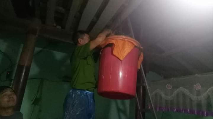 Treo đồ đạc lên cao phòng lũ nhấn chìm của cải.