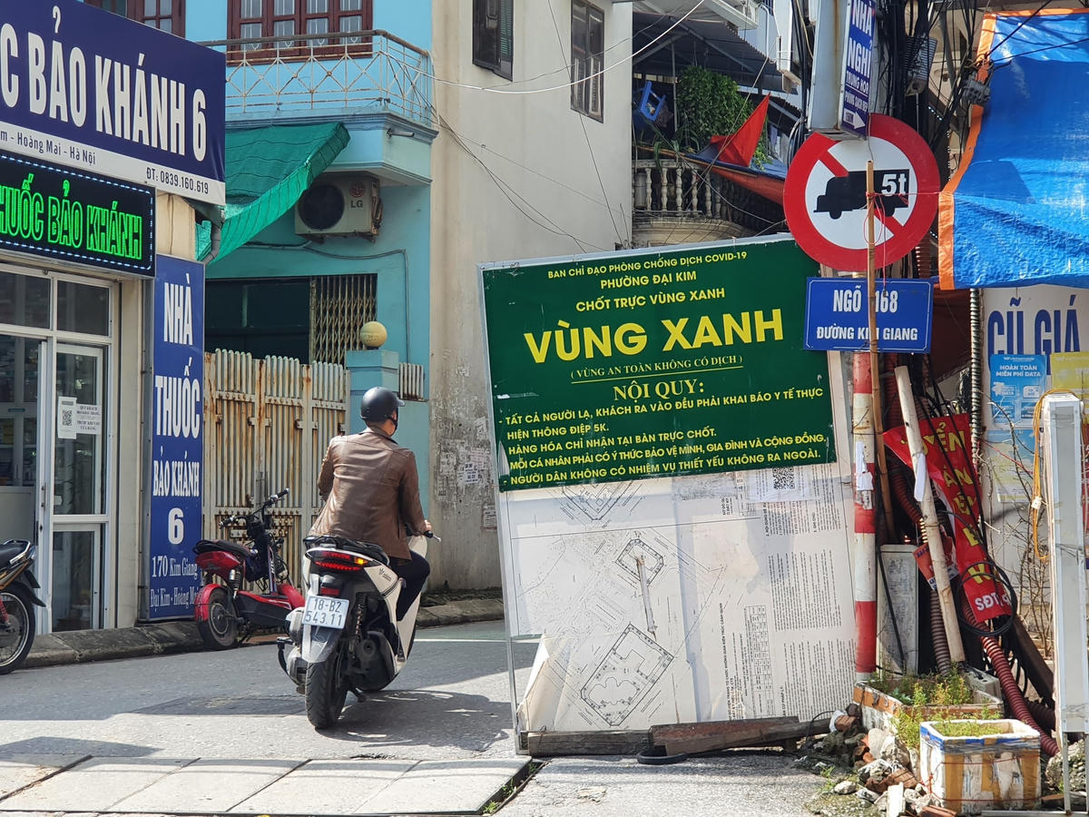 Nhiều 'lá chắn' vùng xanh vẫn hoạt động, cản trở người đi đường
