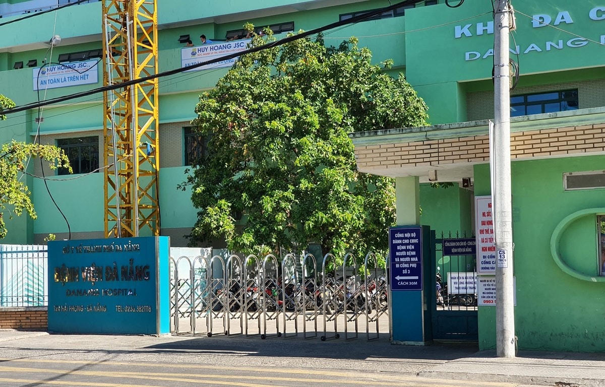 Cổng chính Bệnh viện Đà Nẵng. (Ảnh: Văn Dũng/TTXVN).  