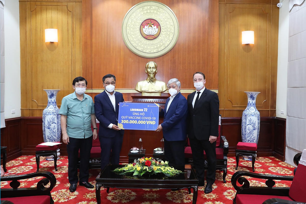 Chủ tịch Đỗ Văn Chiến tiếp nhận ủng hộ từ Tập đoàn Landmark 72.