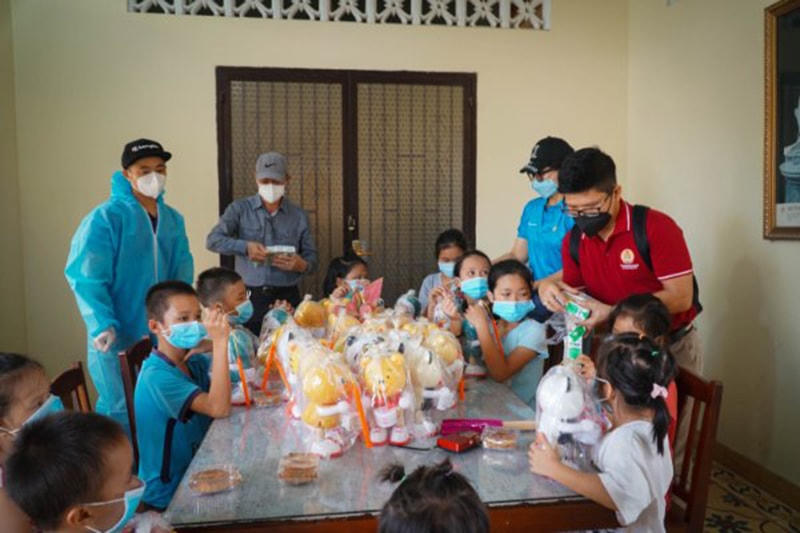 Sau khi phát quà, thành viên của đoàn còn vui chơi và gởi những lời chúc tốt đẹp nhất đến các em.