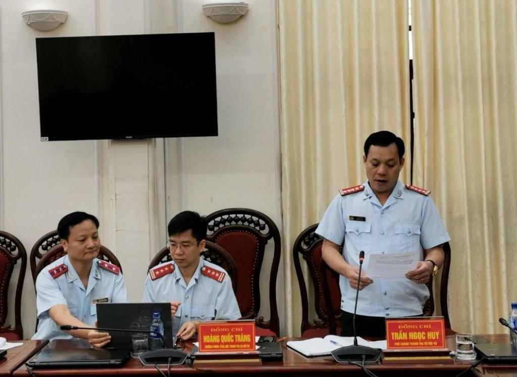 Phó Chánh Thanh tra Bộ Nội vụ Trần Ngọc Huy công bố Quyết định thanh tra tại UBND tỉnh Ninh Bình.