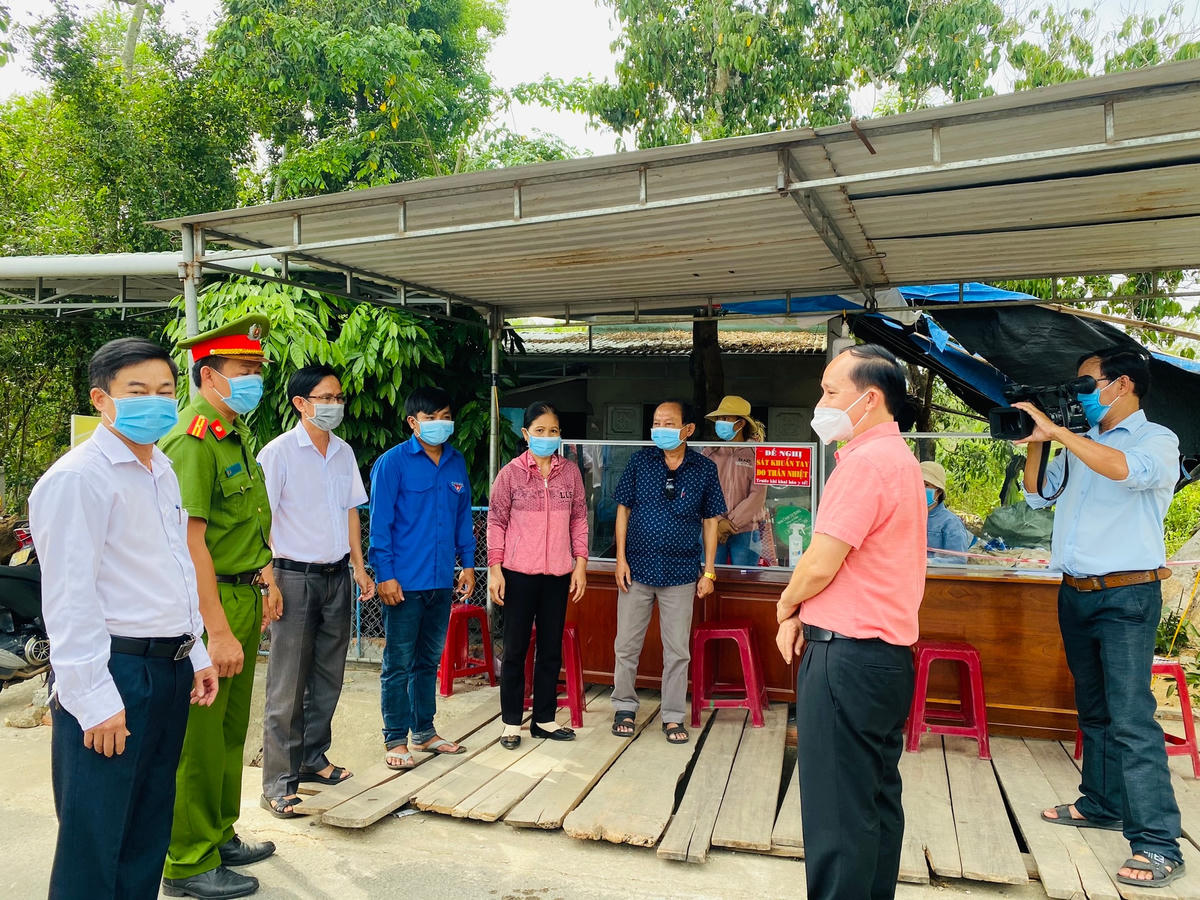 Ông Hùng và lãnh đạo huyện thăm hỏi ở một chốt kiểm dịch.