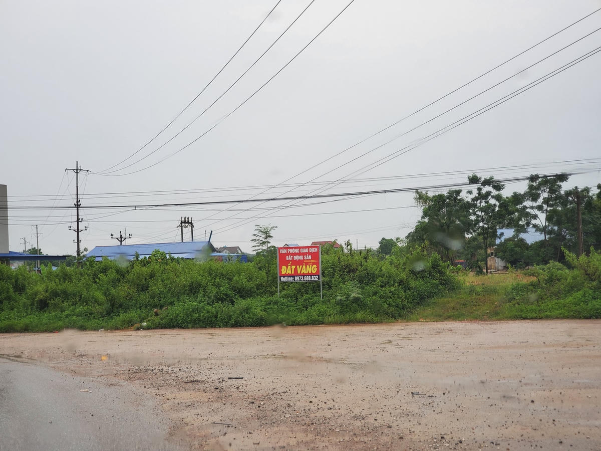 Theo ghi nhận của phóng viên Báo Đại Đoàn kết, tại khu đất dự án khu dân cư Hồng Tiến các sàn giao dịch bất động sản mọc lên như nấm, nhiều nhà môi giới vẫn tập trung đông để mời chào khách mua đất tại đây bất chấp dịch bệnh COVID-19 diễn biến phức tạp.