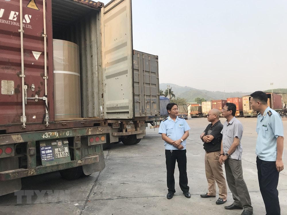 Các hoạt động xuất, nhập khẩu, thông thương hàng hóa phát triển qua Cửa khẩu quốc tế Lao Bảo nhờ tuyến Đường 9. (Ảnh: Thanh Thủy/TTXVN).
