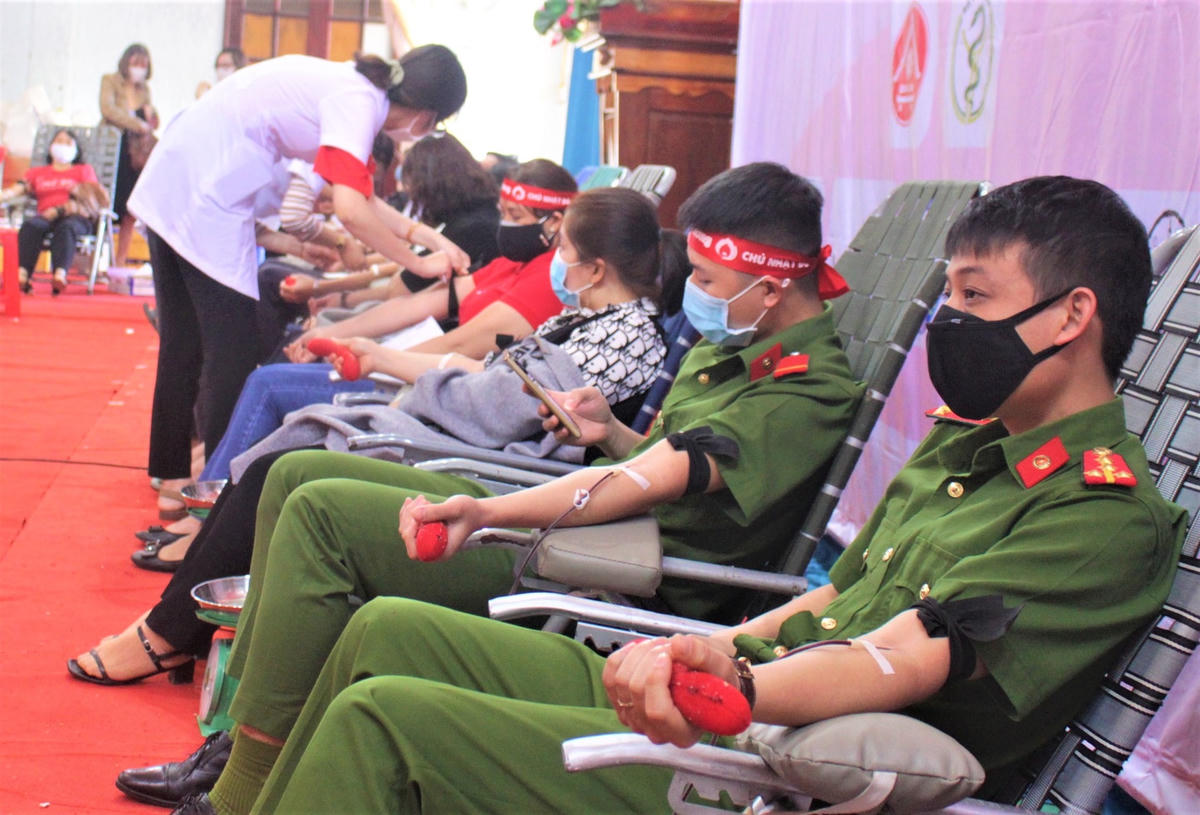 Nhiều cán bộ, chiến sĩ công an tham gia tình nguyện hiến máu.