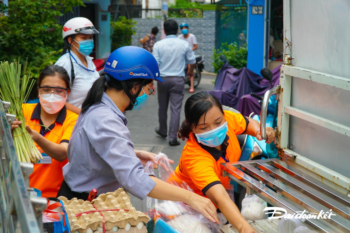 Đến điểm phát cơm, mọi người cùng nhau xuống hàng.