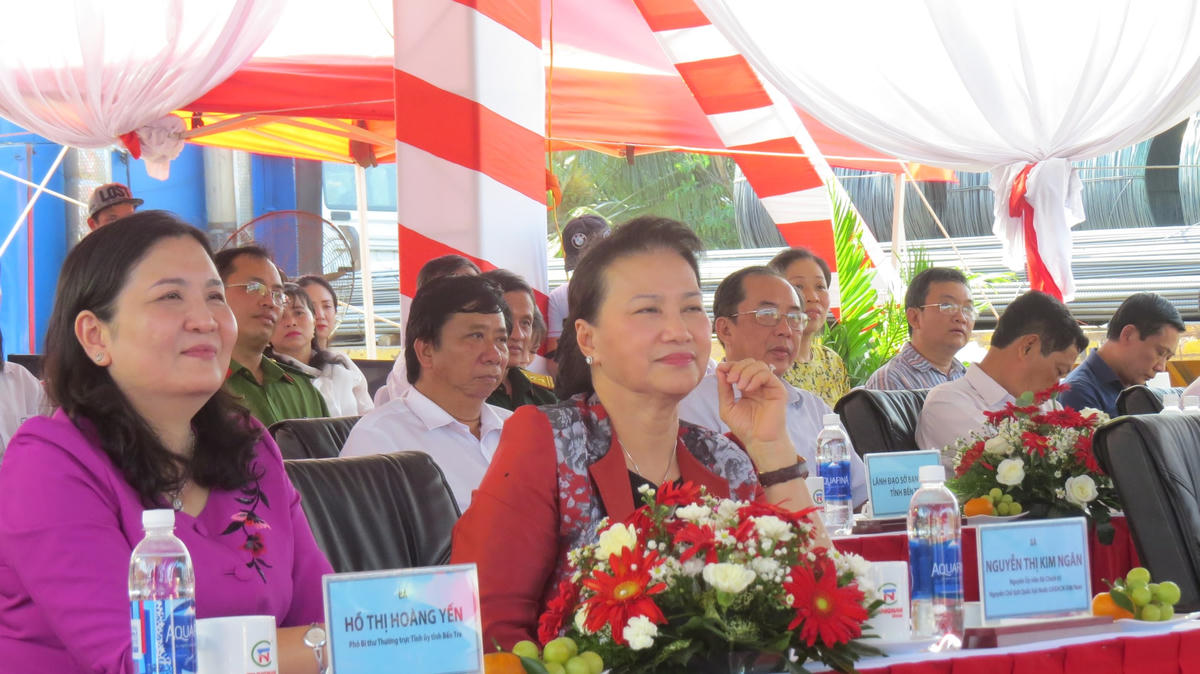 Bà Nguyễn Thị Kim Ngân tham dự lễ khởi công.  