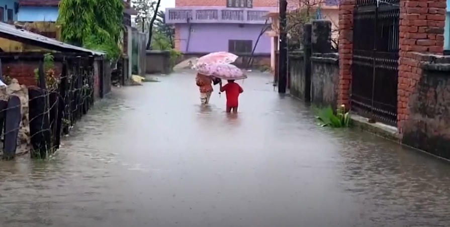Đường phố ở Nepal bị ngập sâu sau 3 nagỳ mưa lớn liên tục. Ảnh: Reuters.