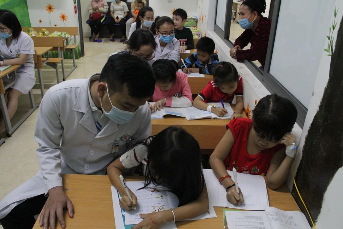 Sau một ngày làm việc mệt nhọc, các y bác sĩ tại Trung tâm Huyết học và Truyền máu lại "lên lớp" bổ túc lại văn hóa, kiến thức cho chính bệnh nhân mình điều trị.