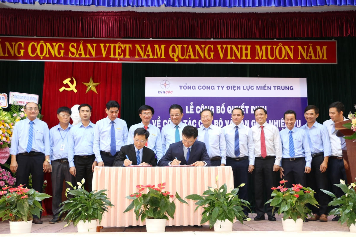 Ông Nguyễn Minh Tuấn (ngồi bên trái) và ông Nguyễn Hữu Khánh ký biên bản bàn giao.