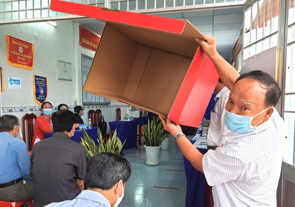 Kiểm tra thùng phiếu kỹ càng trước khi bỏ phiếu. 