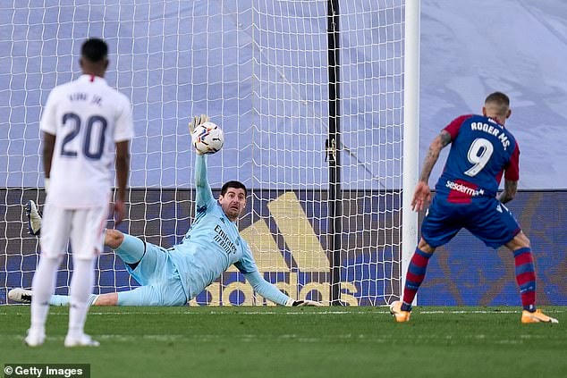 Thủ thành Courtois cứu thua trên chấm phạt đền cho Real Madrid sau cú đá của Roger Marti ở hiệp 2.